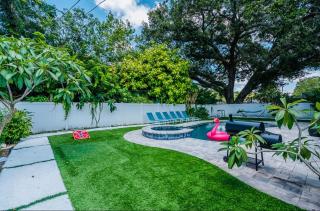 Heated pool & jetted spa -- mins to beach - 4