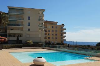 Bright apartment near beach with pool - 0
