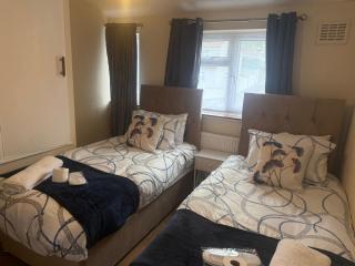 D'Luxe Royal 3 bedrooms house in Abbeywood, London - Belvedere - 7