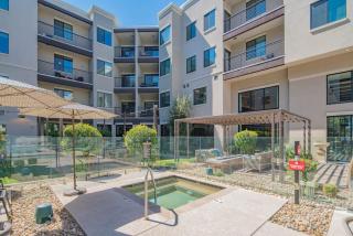 Stylish 1BR Uptown Biltmore Gym Pool Parking WD - 3