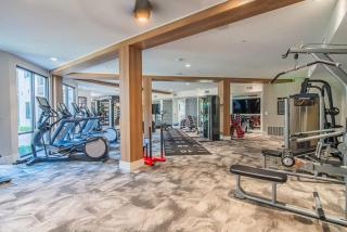 Stylish 1BR Uptown Biltmore Gym Pool Parking WD - 1