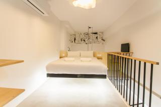 Stylish Duplex with Art & Charm in Prime Salamanca - 0