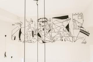 Stylish Duplex with Art & Charm in Prime Salamanca - 9