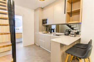 Stylish Duplex with Art & Charm in Prime Salamanca - 8