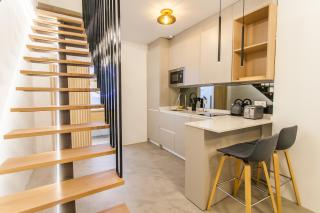 Stylish Duplex with Art & Charm in Prime Salamanca - 5