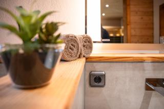 Luxus Chalet im Allgäu - Zirbenholz Schlafzimmer - Terrasse mit Bergblick - Infrarotkabine - 3