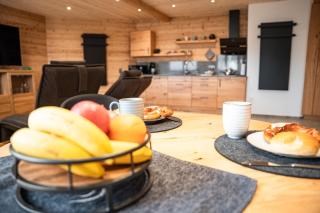 Luxus Chalet im Allgäu - Zirbenholz Schlafzimmer - Terrasse mit Bergblick - Infrarotkabine - 1