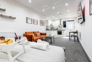 RNM - Business Contractor Ready, Quiet, Private Access & Entire Place, Kitchen & Washroom with amenities, Smart Tv, Easy Access, Fast Starlink WiFi, Parking Nearby - Old Hill - 9