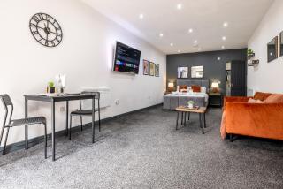RNM - Business Contractor Ready, Quiet, Private Access & Entire Place, Kitchen & Washroom with amenities, Smart Tv, Easy Access, Fast Starlink WiFi, Parking Nearby - Old Hill - 5