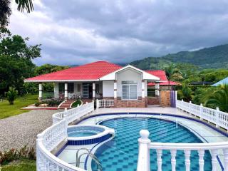 Villa Gladys con Piscina Privada y Vista Natural - 0