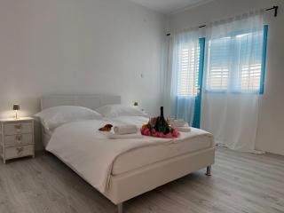 Mediterranean Blue Escape - 3BR Apartment with Balcony & Sea View - Poljica - 6