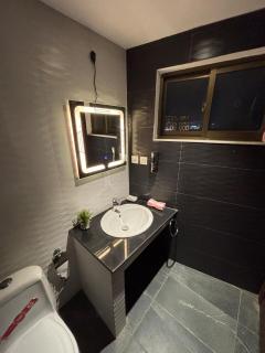 Spacious 2BR Corner APT, 3 Balconies, Gulberg 3 - Lahore - 9