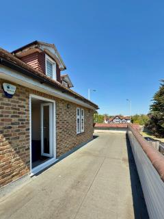 Edgware Bright 2 Bedrooms, Flat 3 has a Huge Balcony - Stone Grove - 0