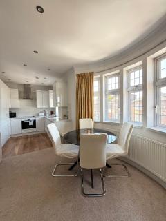 Edgware Bright 2 Bedrooms, Flat 3 has a Huge Balcony - Stone Grove - 6