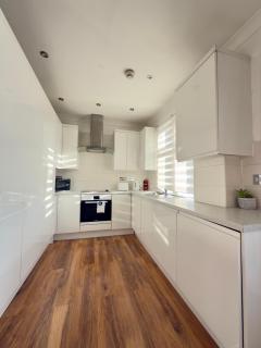 Edgware Bright 2 Bedrooms, Flat 3 has a Huge Balcony - Stone Grove - 7