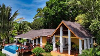 Relax At This Hillside Retreat That Overlooks The Lush Forest And The Caribbean, - West End - 0