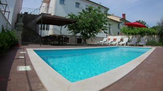 Neu renovierte 2012 Ferienwohnung in einem umfriedeten Wohnhaus mit privater Sonnenterrasse, Pool mit Bereich für Wassermassage, Außendusche, Steingrill und Kinderspielplatz - Pula - 0