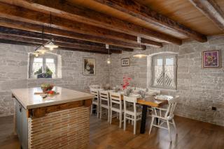 Villa Caterina für 12 Personen unweit von Porec, 3 separate Wohneinheiten, Pool, Whirlpool, Fitness und Billard - Selina - 1