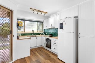 Seaside Serenity: Charming 2-Bedroom Getaway - Scarborough - 8
