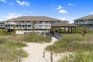 Southern Shores Oak Island Oceanfront with Pool Villa - Oak Island - 4
