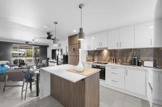 Modern Mooloolaba Escape with Front Deck - Mooloolaba - 2
