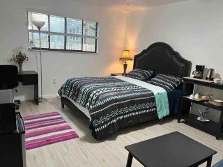 Private Entrance Room w bath & kitchenette - Not an Apartment - Gainesville - 0