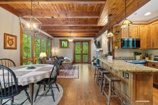 HOT TUB & PET-FRIENDLY Cabin in Cheshire Village - Black Mountain - 2