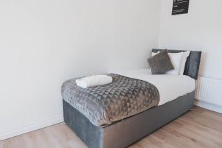 Stylish 3BR Stay by Hampden No 161 with Free Parking - Glasgow - 3