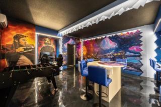 8 Bedrooms 6 Bathrooms Windsor Cay16280Sm - 2