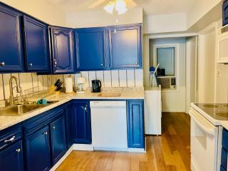Studio with a private entrance and garage, 30 days minimum - 2
