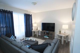 Modern Two BR Townhome, Workspace, Free Parking and Wi-Fi - Raleigh - 7
