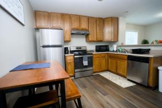 Modern Two BR Townhome, Workspace, Free Parking and Wi-Fi - Raleigh - 2