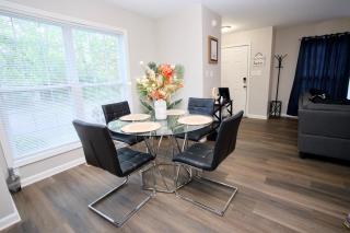 Modern Two BR Townhome, Workspace, Free Parking and Wi-Fi - Raleigh - 5