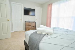 Modern Two BR Townhome, Workspace, Free Parking and Wi-Fi - Raleigh - 1