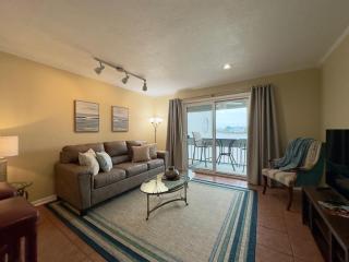 Poolside Island Condo - 8