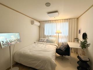 Cozy Sunlight Stay in Mapo - 2
