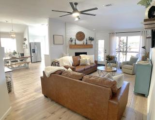 Stunning Newly Renovated 3BR 2B Home Hot Tub Game Room - 0