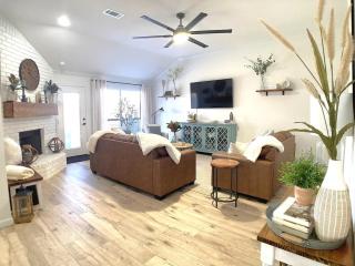 Stunning Newly Renovated 3BR 2B Home Hot Tub Game Room - 3