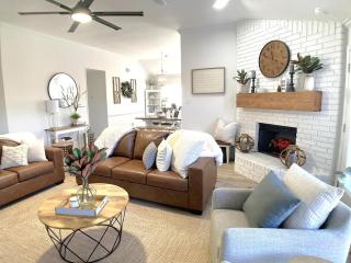 Stunning Newly Renovated 3BR 2B Home Hot Tub Game Room - 2