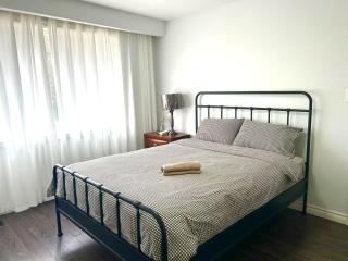 Cozy Quiet Budget Bedroom in Quiet House Business Ready - Toronto - 8