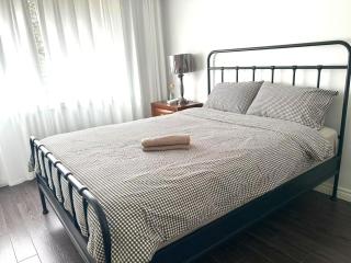 Cozy Quiet Budget Bedroom in Quiet House Business Ready - Toronto - 2