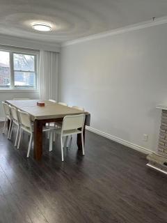 Cozy Quiet Budget Bedroom in Quiet House Business Ready - Toronto - 1