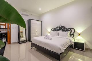 Rooftop Bliss -Sleek Modern Villa with Breathtaking Vistas - Kerobokan - 4