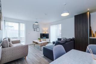 Stylish Two Bedroom City Apartment with Balcony - 8