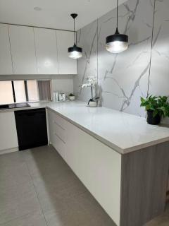 Ensuite Double Room - Central & Convenient Location in Guildford West - Holroyd - 5
