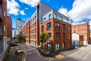 Stylish Two Bedroom City Apartment with Balcony - 9
