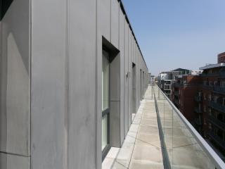 Stylish Two Bedroom City Apartment with Balcony - 4