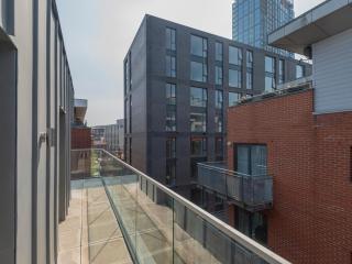 Stylish Two Bedroom City Apartment with Balcony - 7