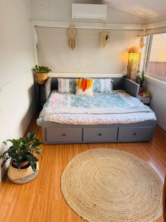 Mystic Gardens with private entrance and bathroom - Wentworthville - 3