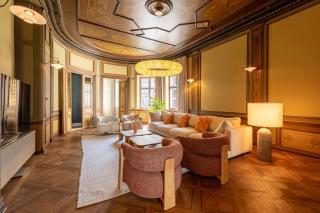 Royal and Luxurious Manor Apartments - 4